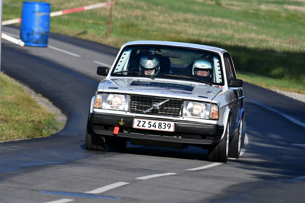 Kurt Mejer og Vagn Åge Hansen i et af de hurtige sving i Rally Roskilde
(Foto: Morten Dam)